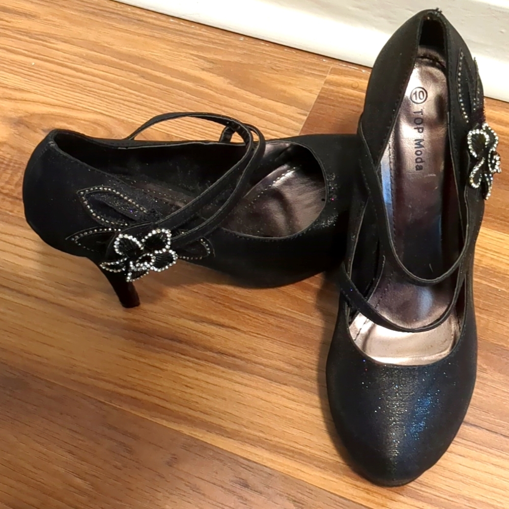 Black pumps